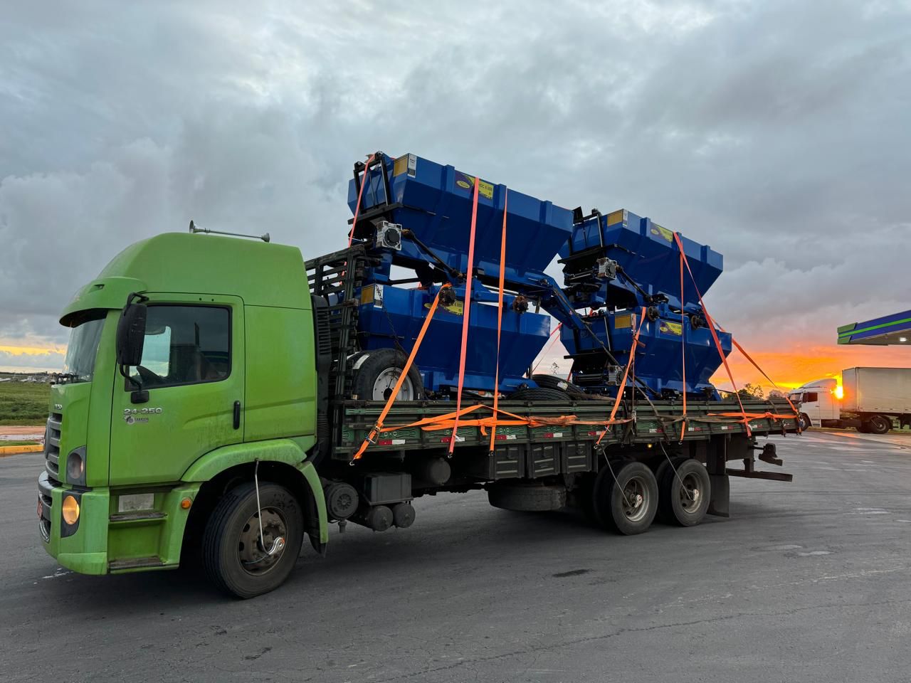 Implementos agrícolas transportados com segurança